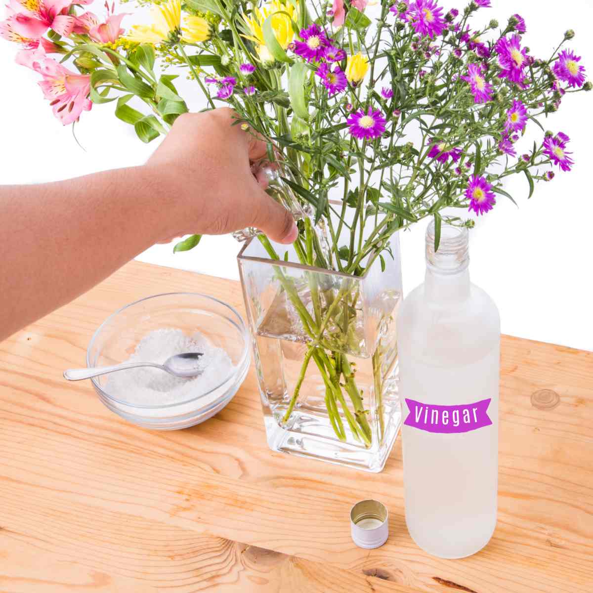اضافه کردن آب به گلدان